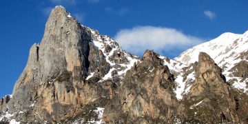 Tragedia en Picos de Europa: un escalador madrileño muere al rapelar en el Pico Valdecoro