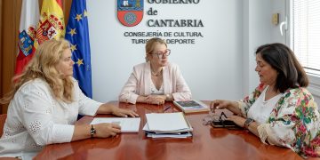 Cultura y el Ayuntamiento de Cabuérniga analizan los últimos avances para que las antiguas escuelas de Terán recuperen su titularidad municipal