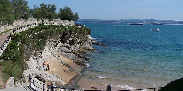 El vertido de la playa de Los Molinucos  proviene del estanque de patos de Mataleñas