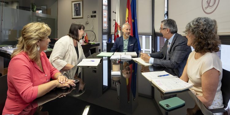 Educación estudia distintas fórmulas de colaboración con el Clúster Marítimo de Cantabria