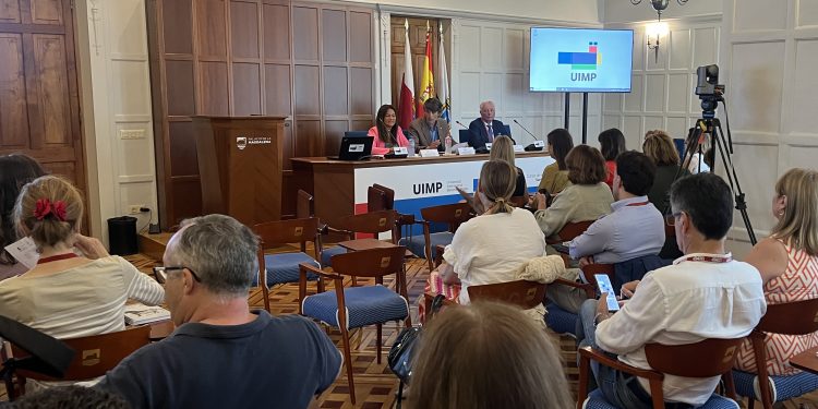 Gómez del Río aboga por aprovechar la IA como herramienta «útil» para buscar nuevos modelos que mejoren la atención en los cuidados de larga duración