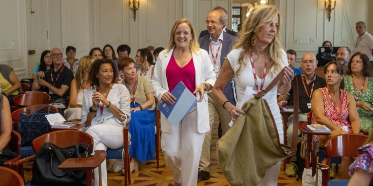 Urrutia señala la necesidad de aprobar «mejor este año que el que viene» la Ley de Simplificación Administrativa que se remitirá en octubre al Parlamento