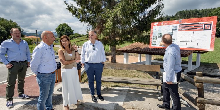 La presidenta Buruaga inaugura el nuevo itinerario peatonal entre Treto y Coz de Monte, en Bárcena de Cicero