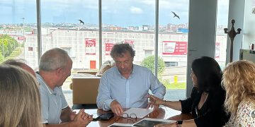 Pablo Palencia analiza con la alcaldesa de Cabuérniga la mejora de las infraestructuras agrarias del municipio