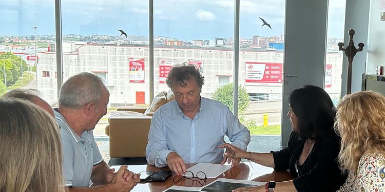 Pablo Palencia analiza con la alcaldesa de Cabuérniga la mejora de las infraestructuras agrarias del municipio