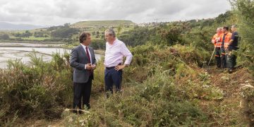 Pablo Palencia visita el comienzo de los trabajos de recuperación de un tramo del Camino de Santiago en Suances