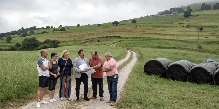 El Gobierno de Cantabria mejorará la red de infraestructuras agrarias de Villafufre con el arreglo de tres caminos rurales