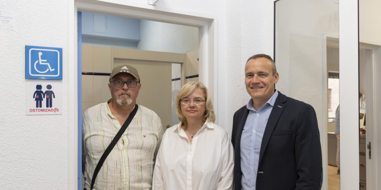 El Gobierno de Cantabria impulsa el desarrollo de ‘OstomiAseo’, una app nacional y gratuita que permitirá localizar los baños adaptados para personas ostomizadas