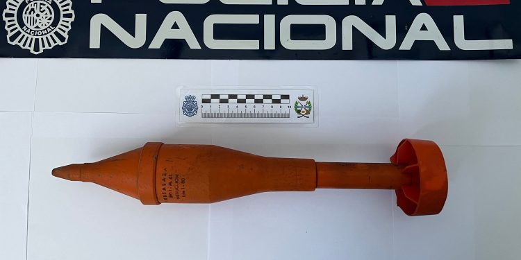 La Policía Nacional retira un artefacto explosivo en un domicilio de Torrelavega