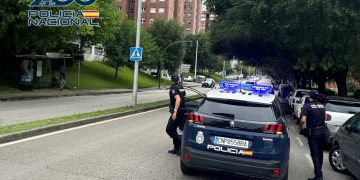 La Policía Nacional salva a un joven encaramado al marco de la ventana de un octavo piso en la zona de Cazoña