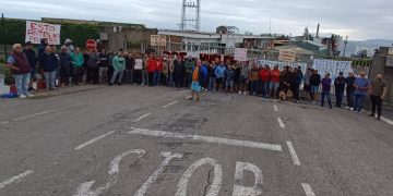 La plantilla de Derivados del Flúor secunda la huelga de forma unánime y al grito de ‘Queremos fichar a la entrada y a la salida’