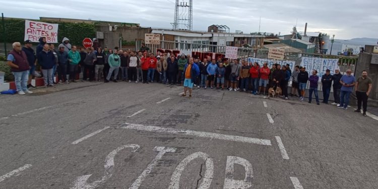 La plantilla de Derivados del Flúor secunda la huelga de forma unánime y al grito de ‘Queremos fichar a la entrada y a la salida’