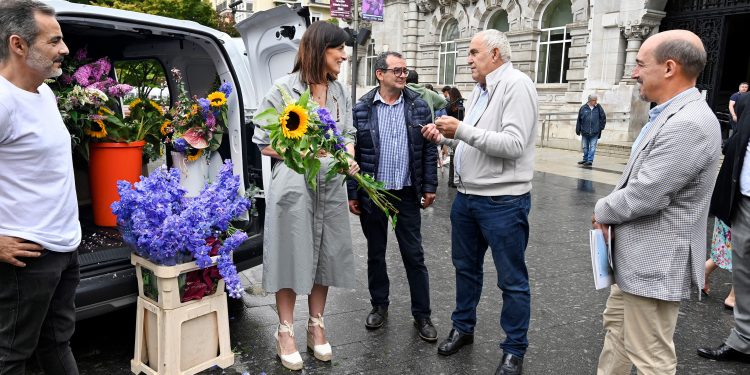 Santander lanza un proyecto piloto de reparto comercial compartido para los floristas