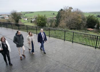 Buruaga anuncia una inversión de 3,3 millones de euros para la construcción del polideportivo cubierto de Argoños