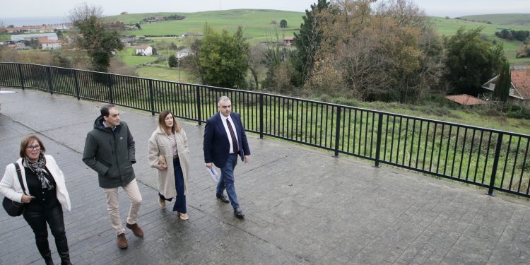 Buruaga anuncia una inversión de 3,3 millones de euros para la construcción del polideportivo cubierto de Argoños