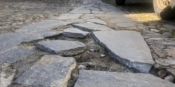 El PRC denuncia el «abandono» de las losas que sustituyeron al empedrado tradicional de Potes hace tres años y urge a su reparación