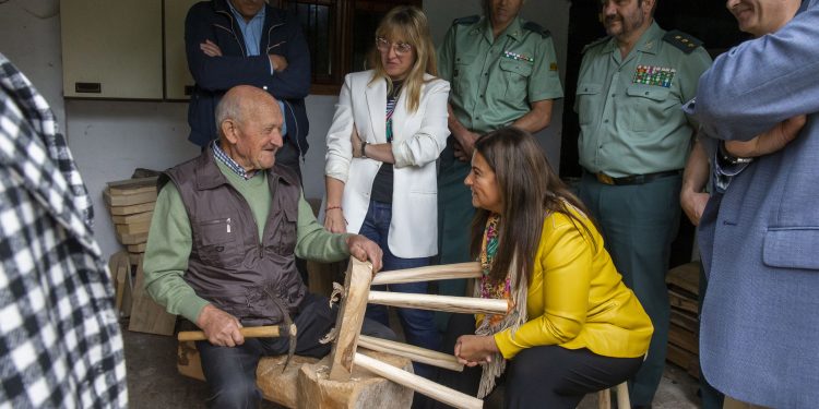 Gómez del Río apuesta por coordinar esfuerzos y tejer una red «entre todas las entidades y administraciones» para prevenir y luchar contra la soledad no deseada en Cantabria
