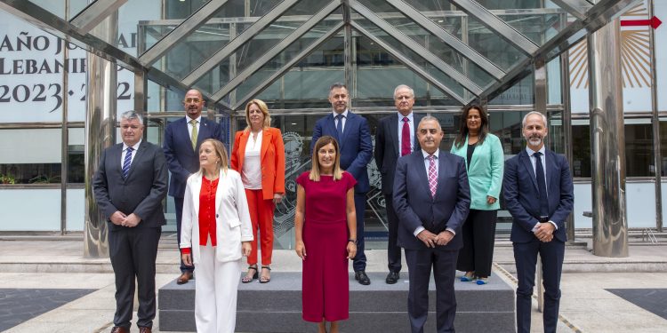 La primera crisis de gobierno termina con María Jesús Susinos, nueva consejera de Ganadería y Luis Martínez Abad, de Cultura