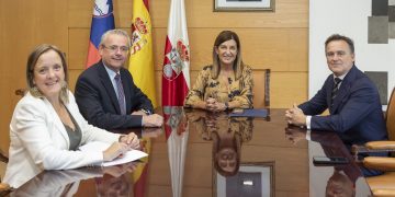 La presidenta Buruaga recibe al embajador de Eslovenia en España, Robert Krmelj
