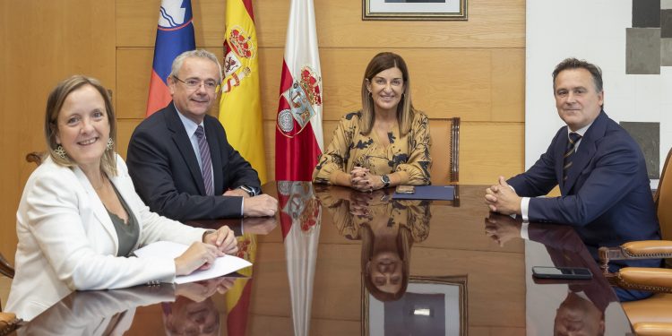 La presidenta Buruaga recibe al embajador de Eslovenia en España, Robert Krmelj