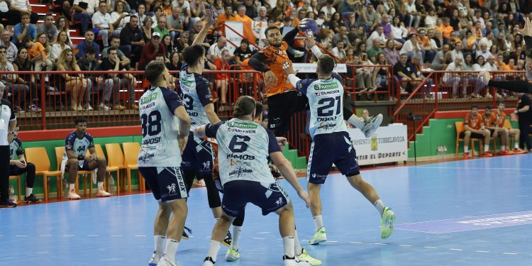 Bathco BM Torrelavega recibe al Barcelona en un mes cargado de titanes