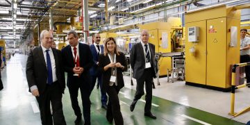 Buruaga destaca que la nueva área de electrónica de SEG Automotive en Treto posiciona a Cantabria como «referente de una tecnología de vanguardia»
