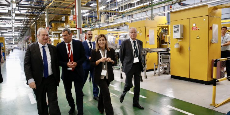 Buruaga destaca que la nueva área de electrónica de SEG Automotive en Treto posiciona a Cantabria como «referente de una tecnología de vanguardia»