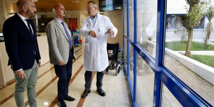 Pascual considera «un hecho histórico» la incorporación de 14 nuevos médicos al Hospital de Laredo en septiembre
