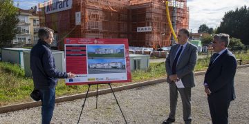 Media visita las obras de rehabilitación energética que se están ejecutando en 90 viviendas de Miengo por 6,4 millones de euros