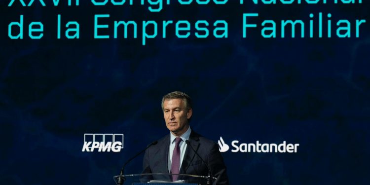 Feijóo se compromete ante la empresa familiar a hacer una reforma fiscal a la baja porque un país no puede prosperar sobre “la asfixia fiscal y el expolio”