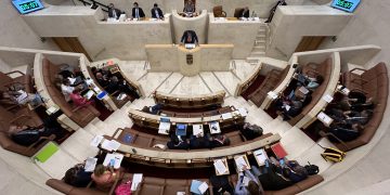 Sanidad y vivienda, temas centrales en la sesión del Parlamento de Cantabria