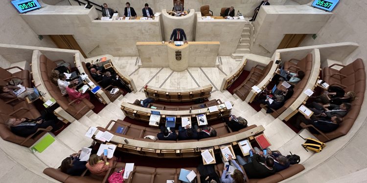 Sanidad y vivienda, temas centrales en la sesión del Parlamento de Cantabria