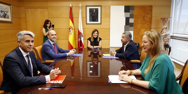 Buruaga propone «liderar un frente común de reivindicación y unidad para defender el interés general de los cántabros» ante el Gobierno de Pedro Sánchez