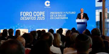 Pascual reconoce que la sanidad pública está en una «encrucijada» y considera la salud digital clave para la sostenibilidad del sistema