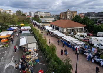 El Ayuntamiento de Camargo devuelve el mercadillo semanal a su ubicación original en el Parque de Cros