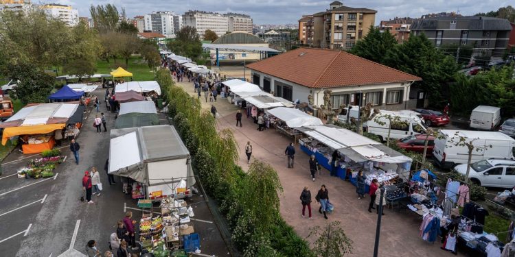 El Ayuntamiento de Camargo devuelve el mercadillo semanal a su ubicación original en el Parque de Cros