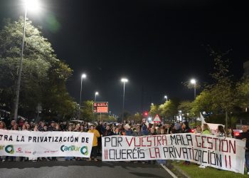 Cerca de 300 personas protestan en Santander contra la privatización de los servicios de hostelería de Alto Campoo
