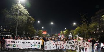 Cerca de 300 personas protestan en Santander contra la privatización de los servicios de hostelería de Alto Campoo
