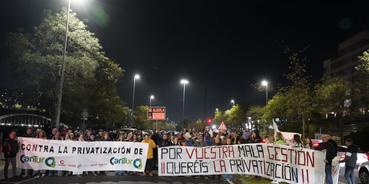 Cerca de 300 personas protestan en Santander contra la privatización de los servicios de hostelería de Alto Campoo