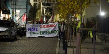 Cerca de 2.000 docentes cántabros exigen en la calle una solución a la adecuación salarial pendiente