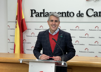 Zuloaga llama a la movilización en apoyo a los docentes de Cantabria y critica la “soberbia” del Gobierno del PP