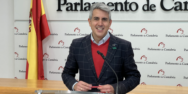 Zuloaga llama a la movilización en apoyo a los docentes de Cantabria y critica la “soberbia” del Gobierno del PP