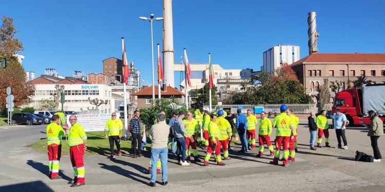 Los sindicatos de la logística de Solvay denuncian la sustitución de trabajadores en paro por empleados de ETTs