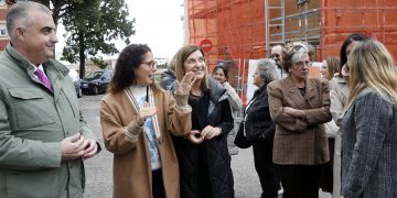 Buruaga visita el inicio de las obras de rehabilitación energética de 120 viviendas en Cajo que «marcan un antes y un después en la historia del barrio santanderino»