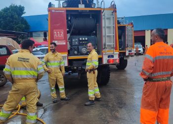 30 bomberos de Cantabria y 14 voluntarios municipales están ya desplegados en la zona de la DANA