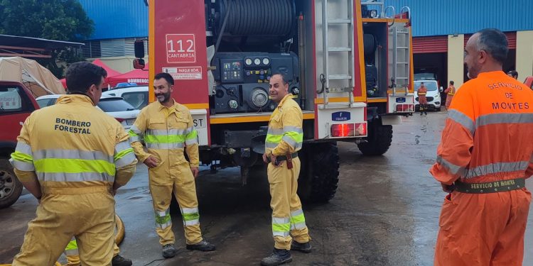 30 bomberos de Cantabria y 14 voluntarios municipales están ya desplegados en la zona de la DANA