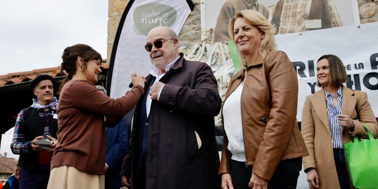 Susinos entrega la Alubia de Oro al actor Antonio Resines y elogia su trayectoria profesional y su calidad humana