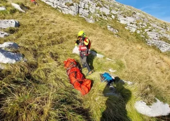 Evacuación aérea de una senderista herida en San Roque de Riomiera tras sufrir una fractura en el tobillo