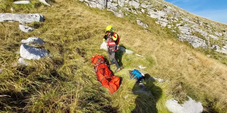 Evacuación aérea de una senderista herida en San Roque de Riomiera tras sufrir una fractura en el tobillo