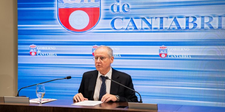 Cantabria reclama un mayor apoyo del Estado para garantizar el futuro de Solvay y evitar el riesgo «serio» de deslocalización de empresas «importantes» de la comunidad